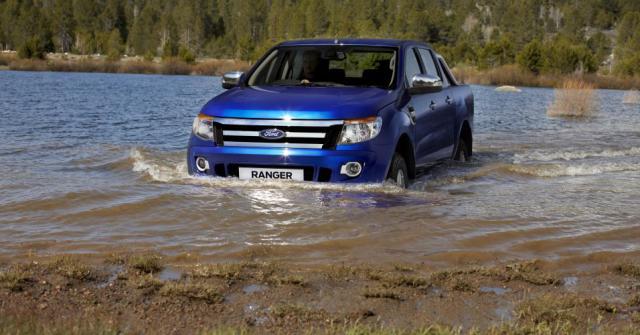 Ford Ranger, преодолевающий брод